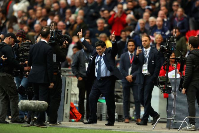 Maradona recibió la ovación del público.