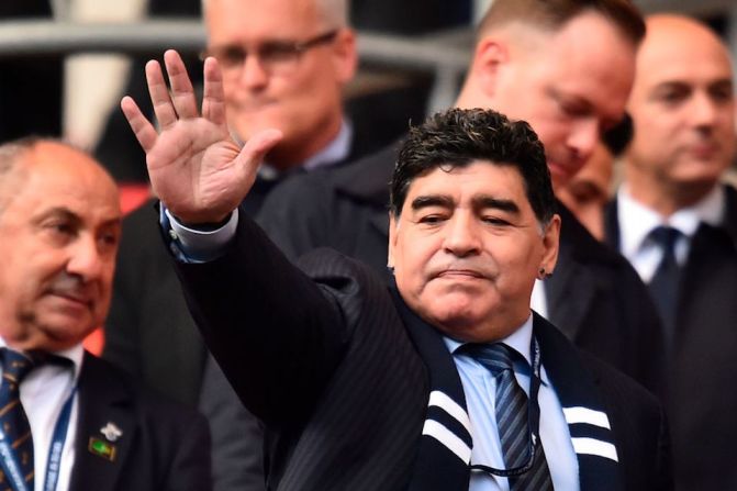 Maradona presenció el partido entre Tottenham y Liverpool por la Liga Premier inglesa.