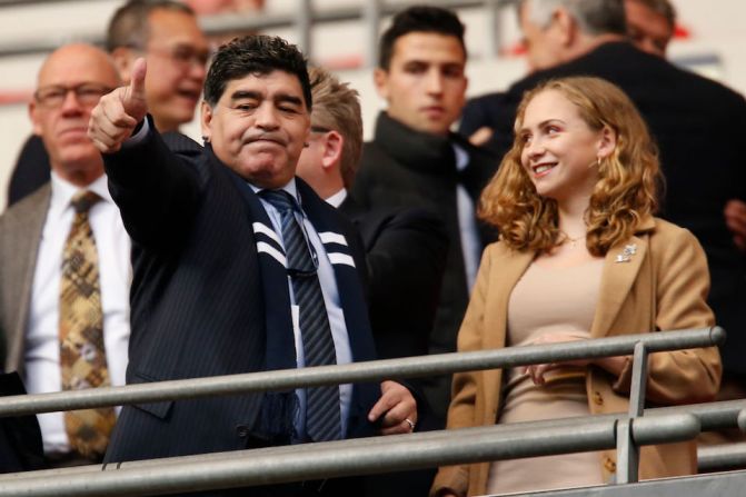 El argentino Diego Armando Maradona, una de las máximas estrellas en la historia del fútbol, visitó este domingo el estadio de Wembley, en Londres, Inglaterra.