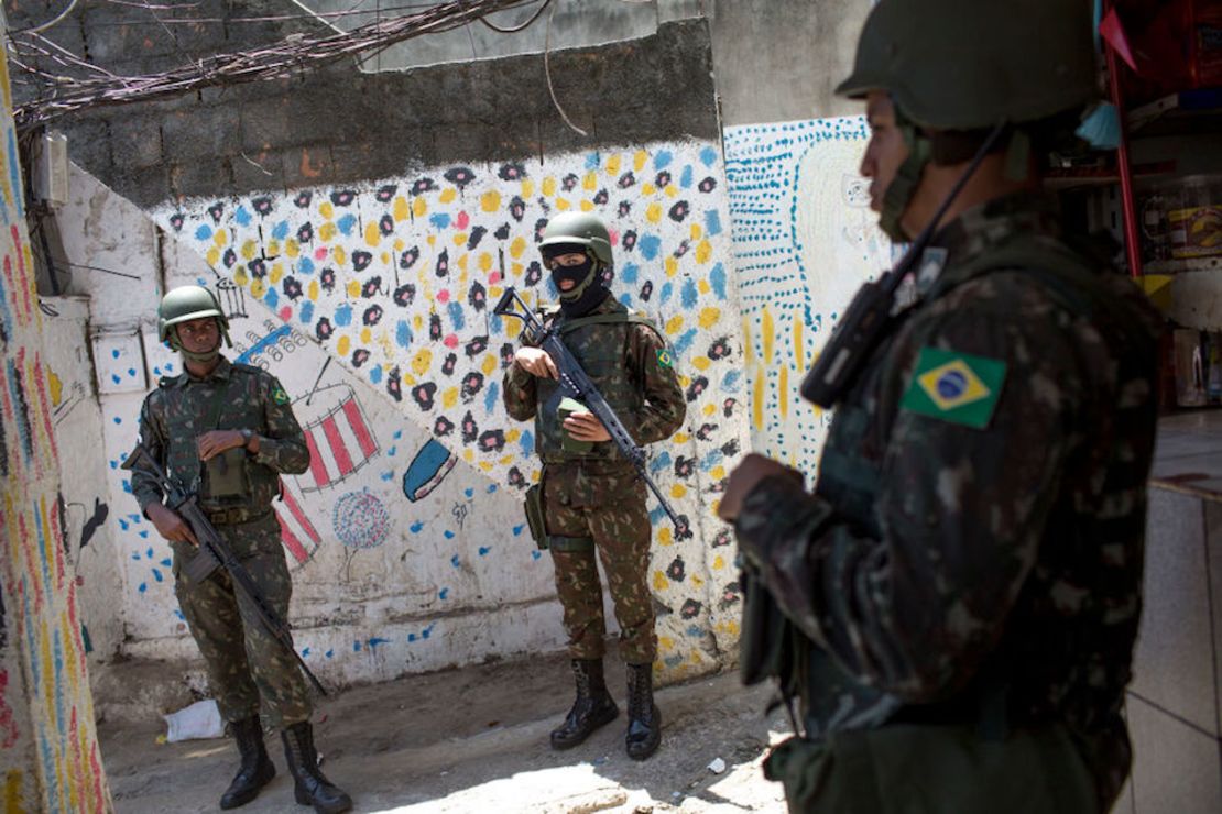 Soldados brasileños patrullan la favela Rocinha en Río de Janeiro el 11 de octubre de 2017.