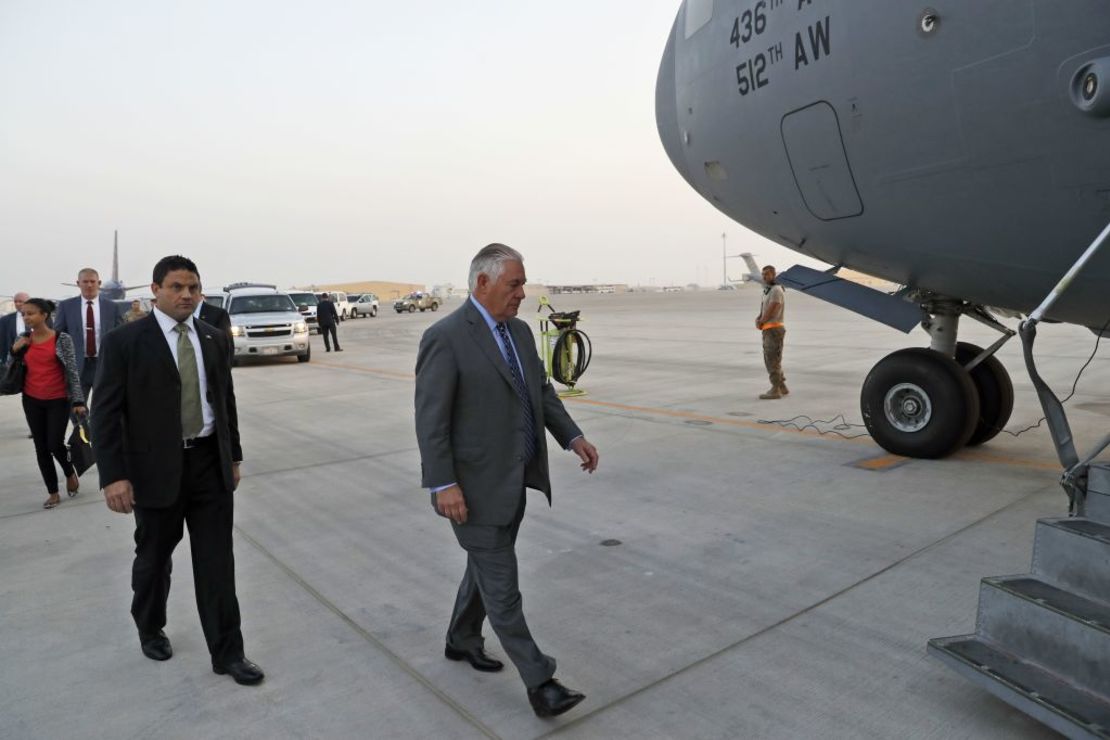 El secretario de Estado Rex Tillerson (en el centro) camina para abordar un avión C-17 en ruta a la Base Aérea Bagram en Afganistán el 23 de octubre de 2017. La visita de a Afganistán Tillerson solo duró dos horas. Allí se reunió con el presidente Ashraf Ghani.