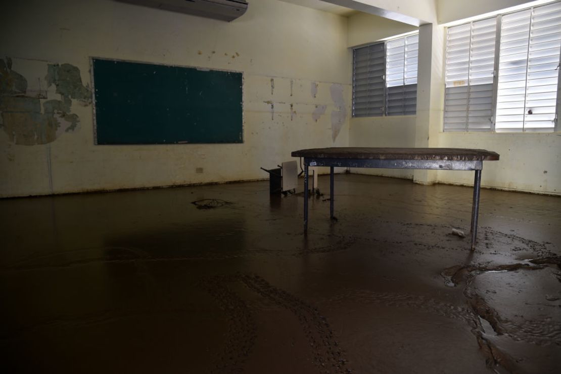 Vista de un salón de clases tras el huracán María en Toa Baja, Puerto Rico, el 2 de octubre de 2017.