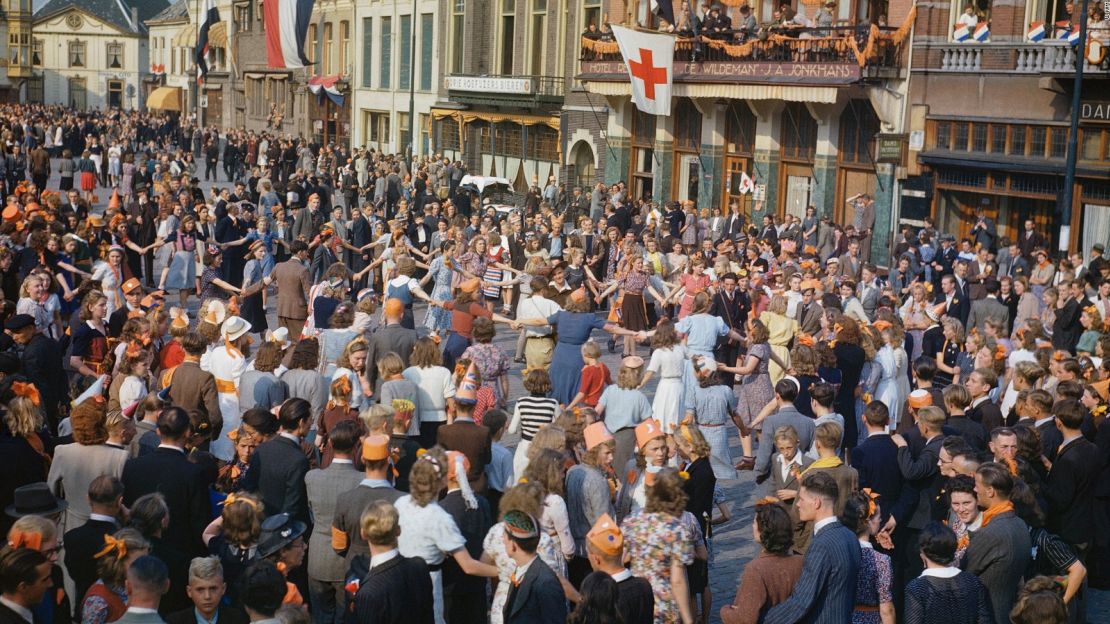 Holandeses bailan y celebran la liberación de Eindhoven en septiembre de 1944.