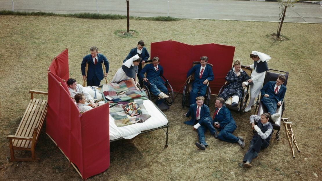 Enfermeras y pilotos convalecientes en el "Princess Mary's Royal Air Force Hospital at Halton" en Buckinghamshire. Agosto de 1943.