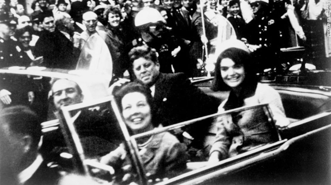 El presidente John F. Kennedy y su esposa Jackie Kennedy durante la caravana presidencial en Dallas, Texas, en 1963.