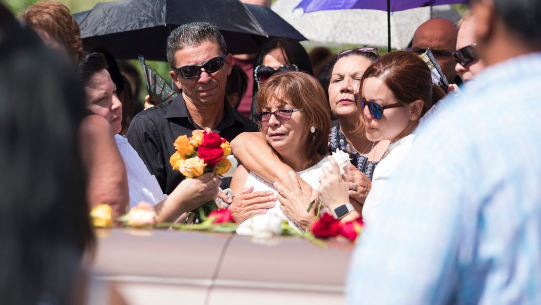 Evelyn Cruz Rivera, una de los cinco hijos de Isabel Rivera, junto al ataúd de su madre.