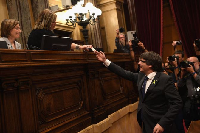 El presidente de la Generalitat de Cataluña, Carles Puigdemont, al momento de la votación sobre la independencia de esa región de España.