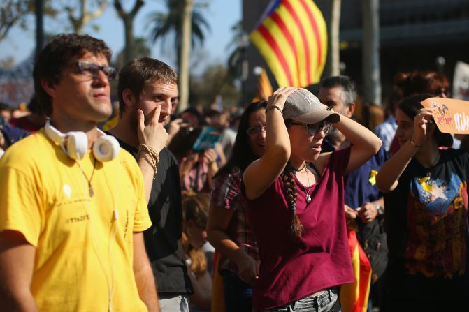 En el referéndum del 1 de octubre, de acuerdo con las autoridades de Cataluña, el 90% votó a favor del sí, mientras que el 7,8% optó por el no. Los votos en blanco alcanzaron un porcentaje del 2%. Sin embargo, en parte por la inesperada y severa respuesta por parte de la policía española, ese día la participación solo llegó al 42%.