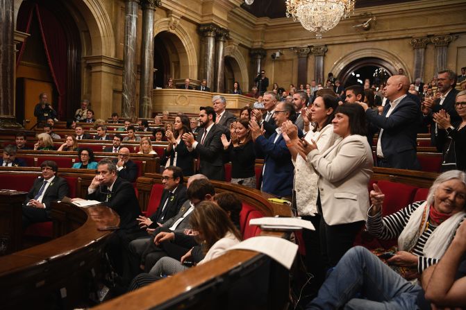 Los parlamentarios catalanes votaron en secreto, después de un acalorado debate, una moción "para formar la República Catalana como un Estado independiente y soberano". En la foto, parlamentarios del partido Ciudadanos aplauden la decisión.