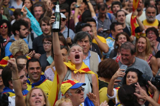 Tras conocerse la noticia, decenas de personas se concentraron afuera de la sede del Parlamento de Cataluña, en Barcelona, para celebrar.