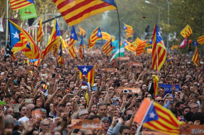 El Parlamento catalán aprobó este viernes 27 de octubre una resolución para declarar la independencia de Cataluña de España, llevando la crisis política de ese país a territorio desconocido, tras semanas de incertidumbre. Recorre la siguiente galería para ver las imágenes de la votación y de la celebración de la medida, en las calles de Barcelona.