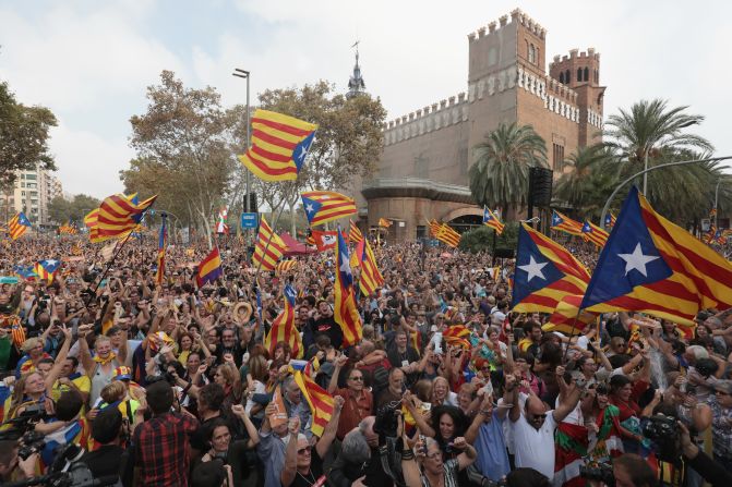 Expertos temen que lo sucedido en Cataluña se replique luego en otras regiones autónomas de España. En la foto, la celebración en Barcelona.