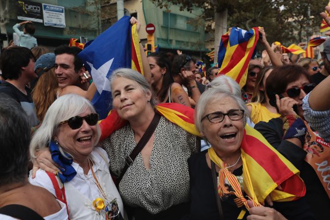 El duelo entre Cataluña y el Gobierno español se recrudeció el pasado 1 de octubre, cuando se realizó en la región un referéndum independentista, en desafío a una prohibición de la Corte Constitucional. Madrid calificó el referéndum de ilegal, pero los líderes catalanes dijeron que los resultados eran un mandato por la independencia, lo que sumió a España en una de sus peores crisis políticas desde la restauración de la democracia, a mediados de la década de 1970.