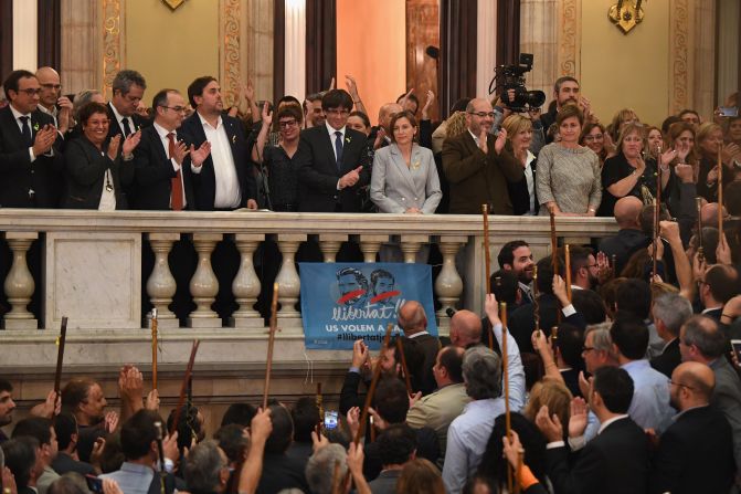 Días antes de la aprobación de la resolución en el Parlamento de Cataluña, el presidente de esa región autónoma, Carles Puigdemont, dijo que había considerado la opción de disolver el Parlamento regional y llamar a nuevas elecciones. Luego cambió de decisión.