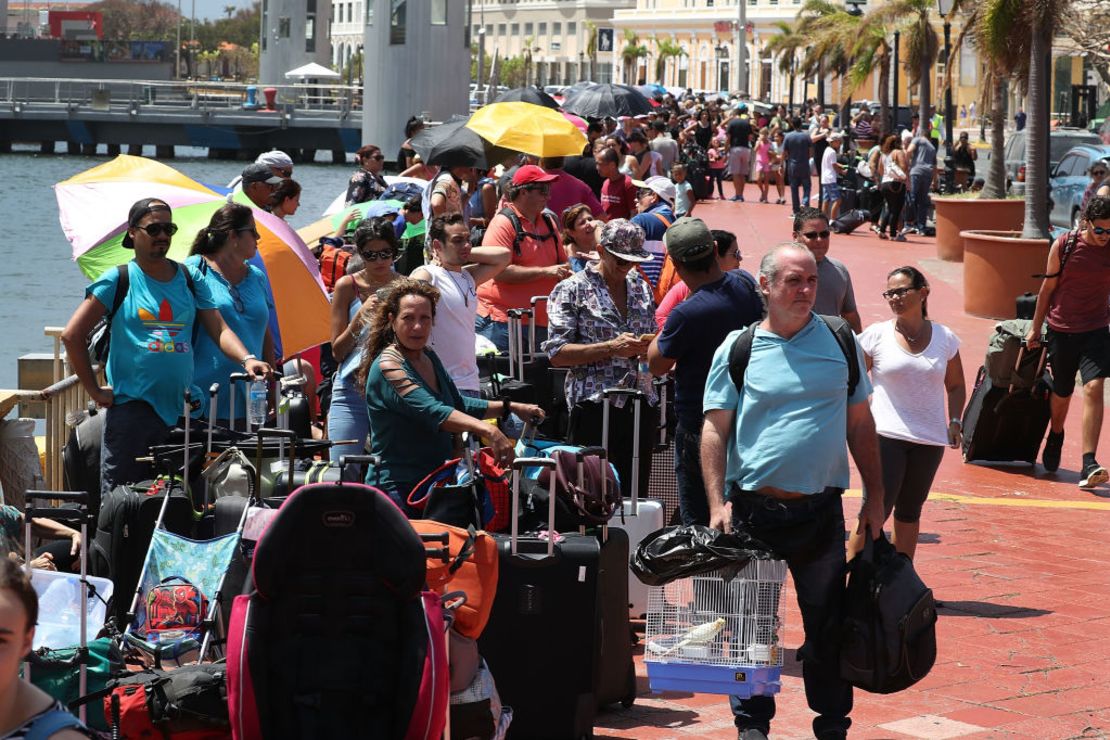 Un grupo de personas de Puerto Rico esperaban el pasado 28 de septiembre en fila para abordar el Adventure of the Seas de Royal Caribbean International que los llevaría a Fort Lauderdale para evacuarlos de la isla, tras ser golpeada por el huracán María.