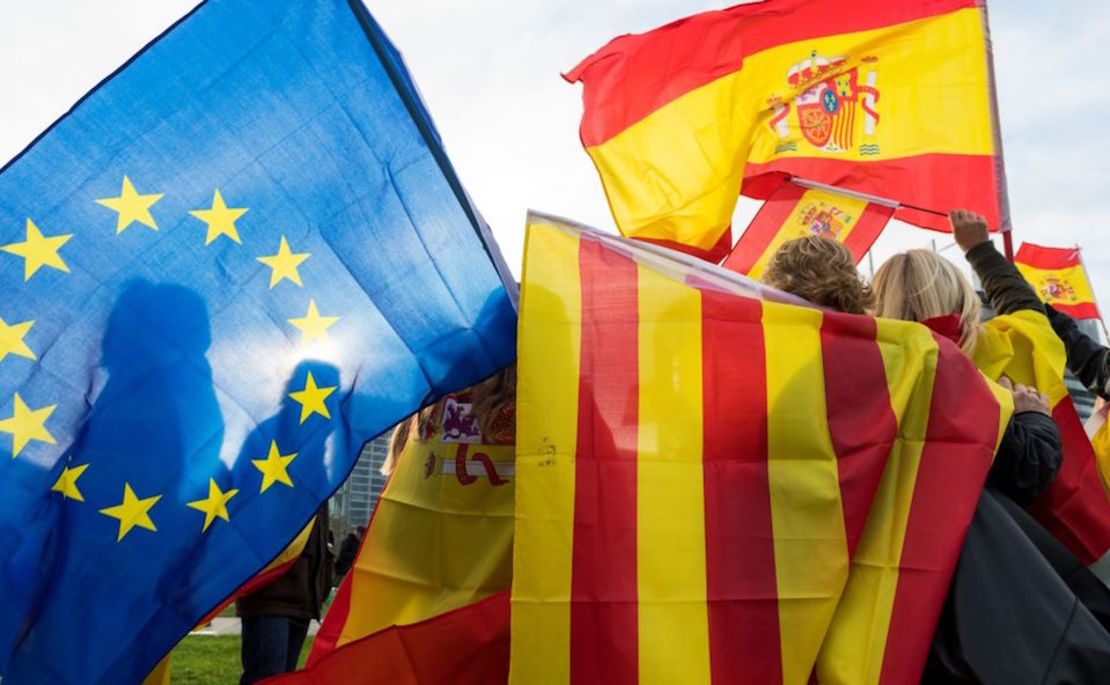 Banderas de España, Cataluña y la Unión Europea.