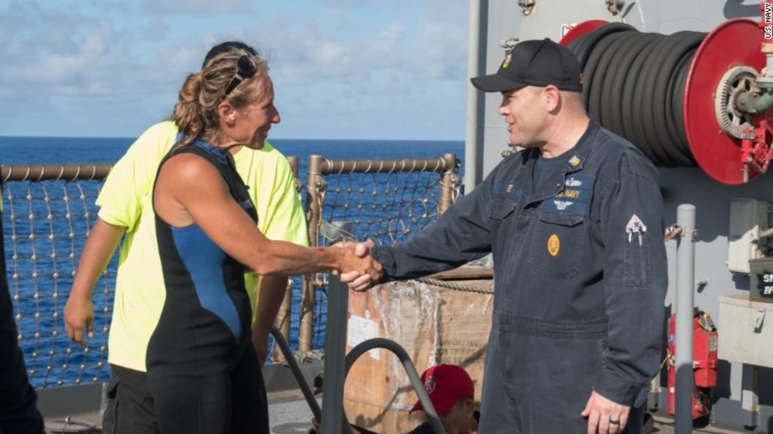 El Jefe del Comando del USS Ashland, Gary Wise, le da bienvenida a bordo a Jennifer Appel, una navegante estadounidense que fue rescatada de un velero dañado.