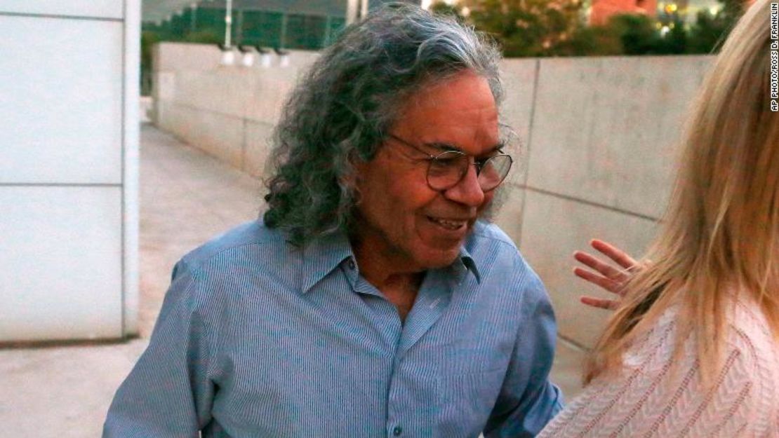 El multimillonario fundador de la farmacéutica Insys Therapeutics, John Kapoor, fue detenido y acusado de sobornar a doctores para que prescribieran en exceso un analgésico de opiodes.