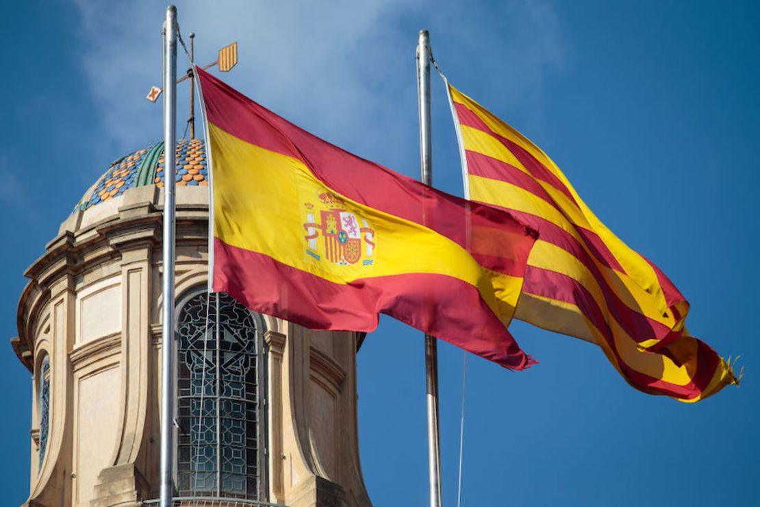 Las banderas de España y Cataluña ondeaban el sábado en el edificio del gobierno catalán, un día después de la declaración unilateral de independencia de la región española.