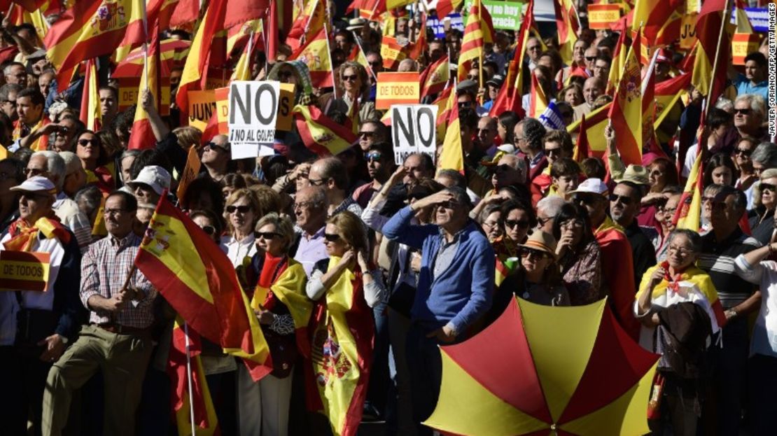 Con banderas de España, manifestantes a favor de la unidad del país protestaron el sábado en Madrid.