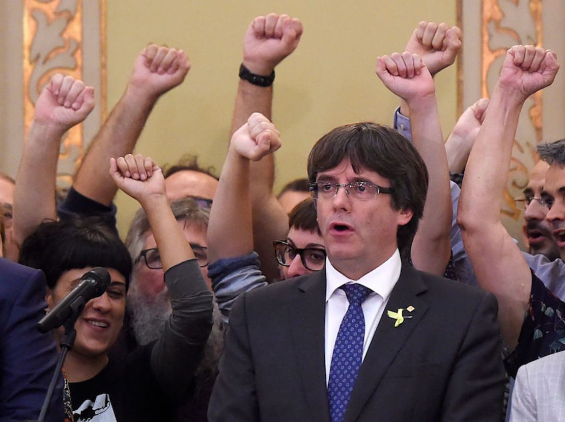 El ahora expresidente de Cataluña Carles Puigdemont tras la votación en el parlamento catalán a favor de la independencia.