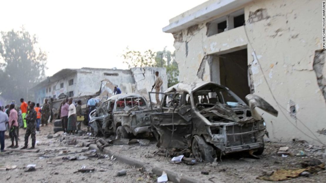 Un ataque con coche bomba en Mogadiscio, Somalia, dejó al menos 10 muertos, según la policía.