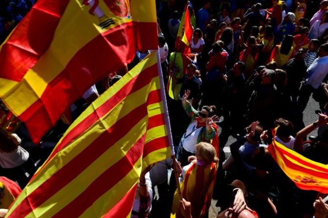 Una multitud de manifestantes con banderas españolas y catalanas marcharon este domingo en Barcelona en una protesta opuesta al independentismo bajo el lema "Todos Somos Cataluña".