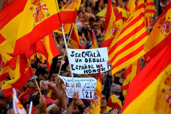 Durante la manifestación se vieron letreros con mensajes a favor de la unidad de España.