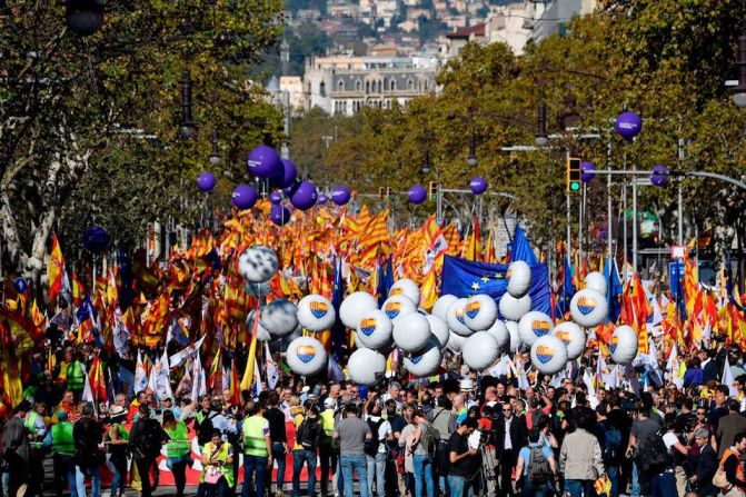 La marcha tiene lugar un día después de que el gobierno español tomara el control de las instituciones catalanas, luego de que el viernes el parlamento regional votara a favor de proclamar la independencia de Cataluña.