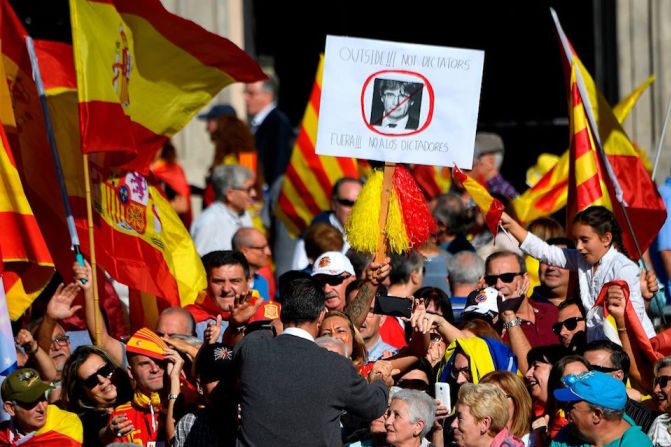 La marcha fue encabezada por líderes de partidos políticos, como Xavier García Albiol, líder del Partido Popular en Cataluña (de espaldas).