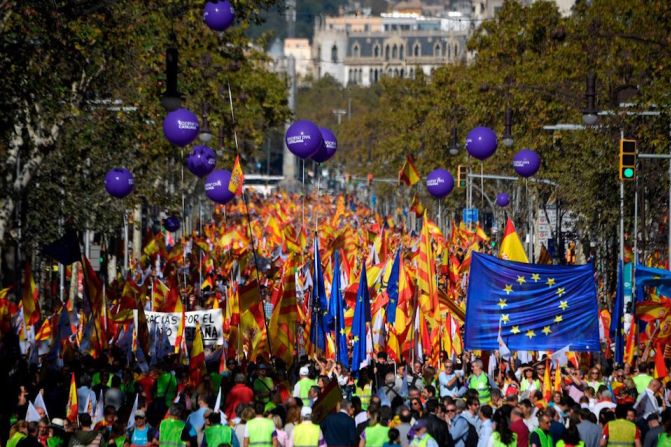 Durante la manifestación también se mostraron banderas de la Unión europea. El bloque dijo que no reconoce la independencia de Cataluña.