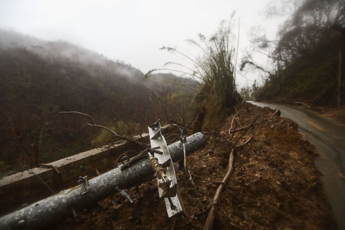 Un poste del tendido eléctrico caído en Jayuya, Puerto Rico, tras el paso del huracán María.