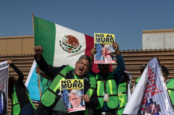 La protesta se llevó a cabo en el lado mexicano, frente a donde se construyen los prototipos del muro en el lado estadounidense.