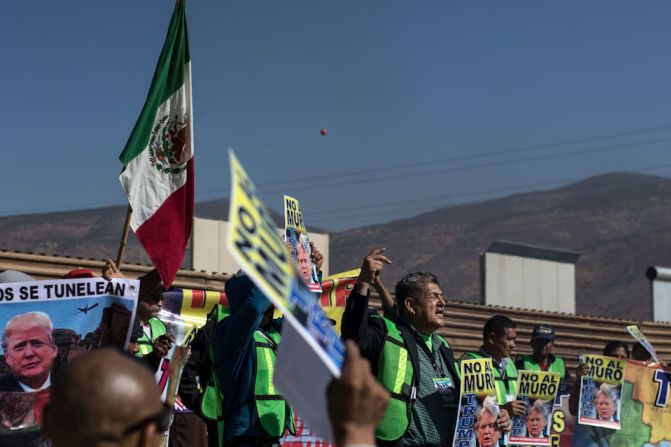 Miembros de las ONGs Ángeles Sin Fronteras y Alianza Migrante protestaron el sábado en Tijuana, México, contra la propuesta del presidente de Estados Unidos, Donald Trump, de construir un muro en la frontera con el país vecino.