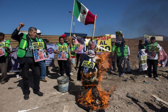 Ocho prototipos del muro propuesto por el gobierno de Trump fueron presentados el 26 de octubre en la frontera de Estados Unidos on México.