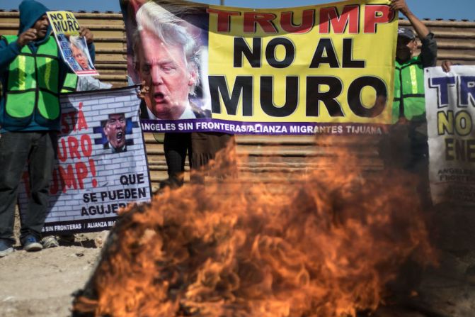 Los manifestantes mostraron letreros con consignas contra el muro.