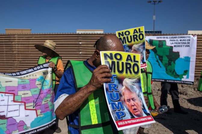 Los manifestantes mostraron letreros con consignas contra el muro.