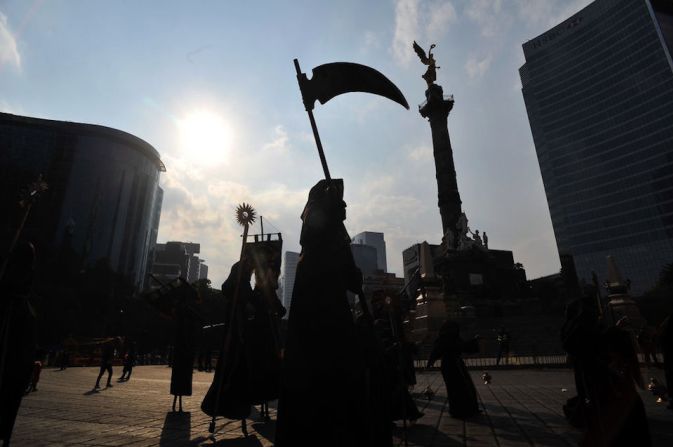 El alcalde de la Ciudad de México, Miguel Ángel Mancera, dijo que tanto al desfile como a una ofrenda monumental en el centro de la capital mexicana asistieron más de un millón de personas.