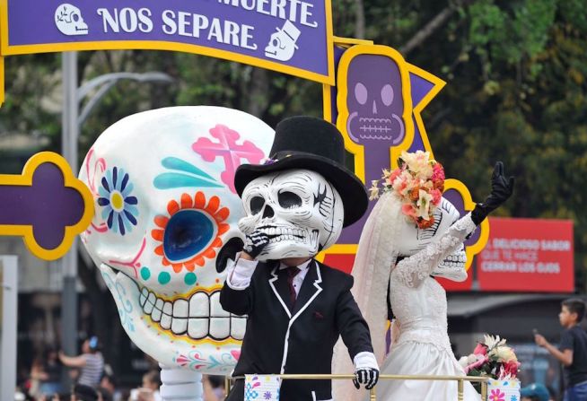 El desfile estuvo dividido en dos segmentos: La Muerte Viva y El Carnaval de Calaveras.