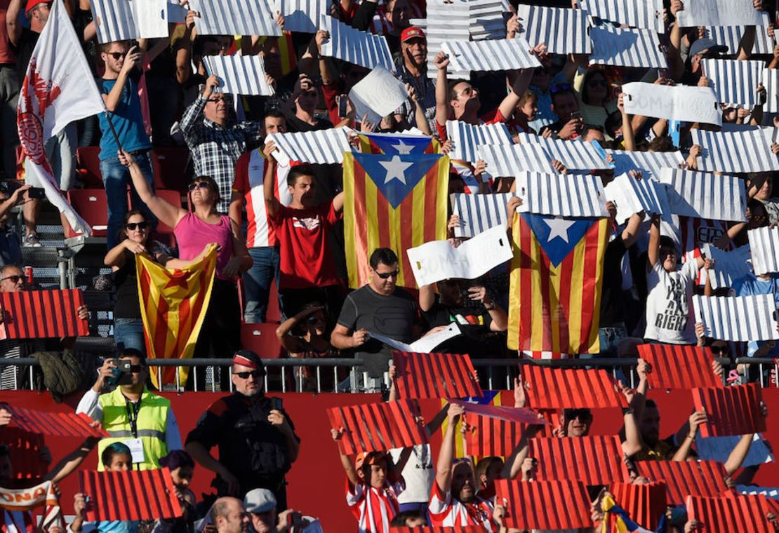 Banderas independentistas catalanas ondean en el estadio del Girona en el partido ante el Real Madrid.