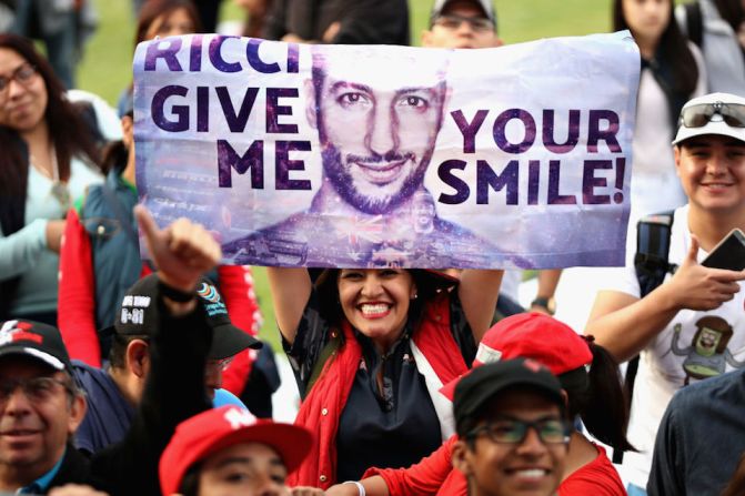 La locura de los fanáticos mexicanos el día antes d ela gran carrera.