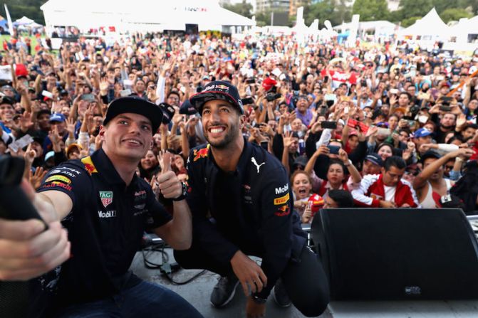 El sábado, durante las pruebas previas a la carrera, Daniel Ricciardo de Australia y Max Verstappen de Holanda, ambos pilotos de Red Bull Racing, convivieron con fanáticos mexicanos.