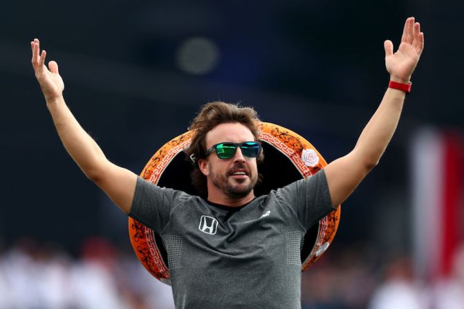 El español Fernando Alonso, piloto de McLaren Honda, anima el ambiente en el autódromo.