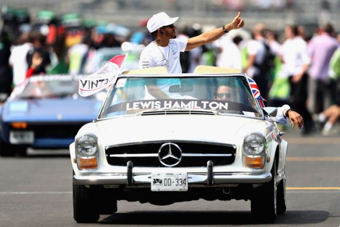 El británico Lewis Hamilton, de Mercedes, saluda a los fanáticos antes de la competencia.