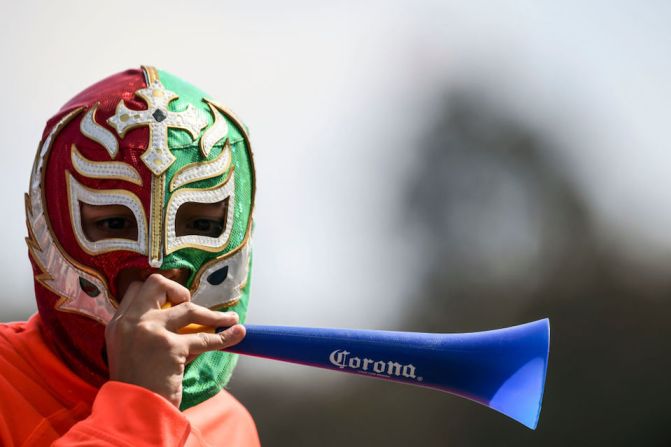 Un fanático con máscara de lucha libre en el Autódromo Hermanos Rodríguez durante la carrera.