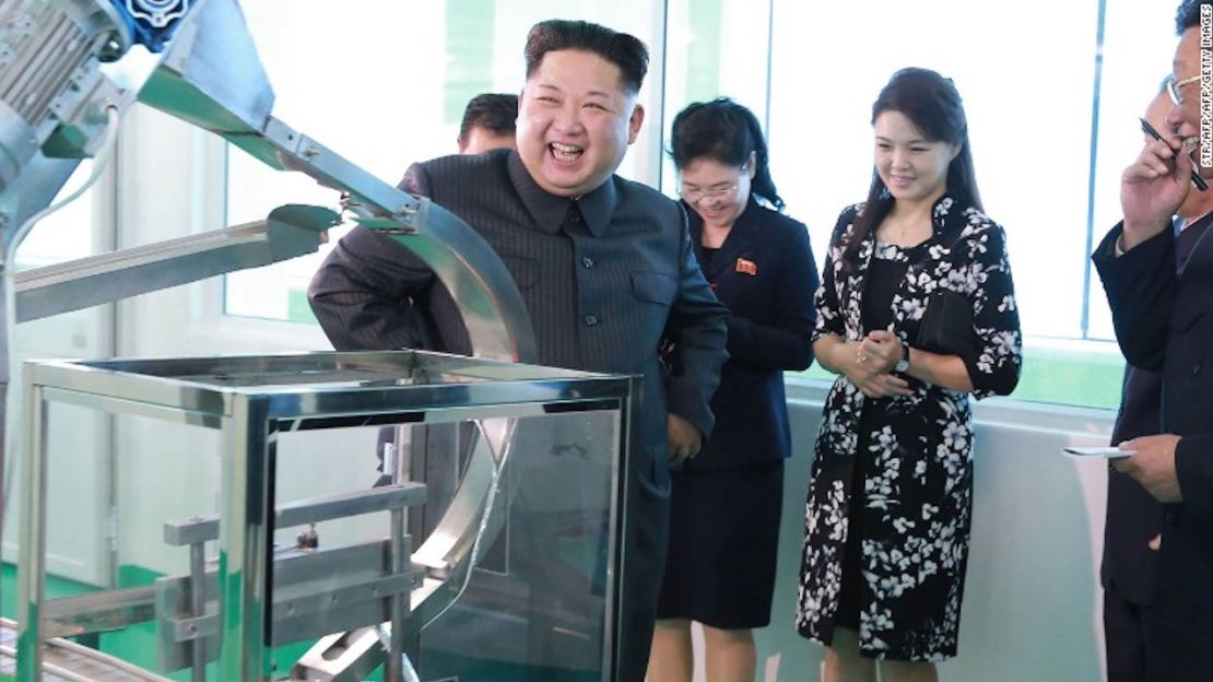 Una foto sin fecha dada a conocer por la KCNA el 29 de octubre de 2017 muestra a Kim Jong-un inspeccionando la Fábrica de Cosméticos de Pyongyang junto a su esposa Ri Sol-ju (segunda a la derecha).