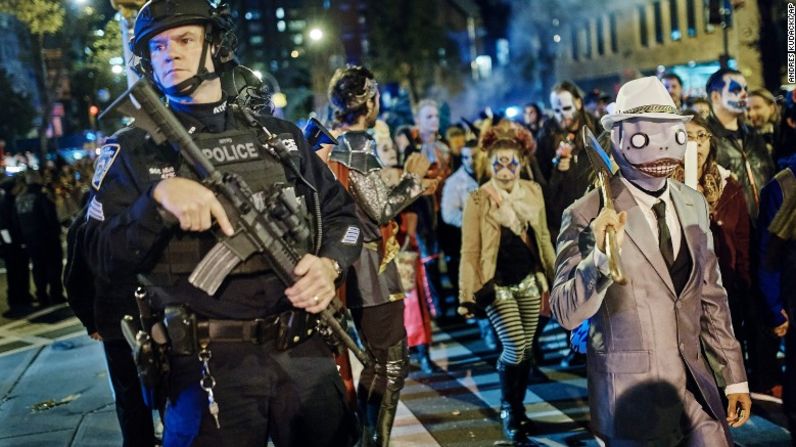 El ataque no impidió que los ciudadanos de Nueva York salieran y participaran en el desfile anual de Halloween, el martes por la noche, en medio de una gran seguridad.