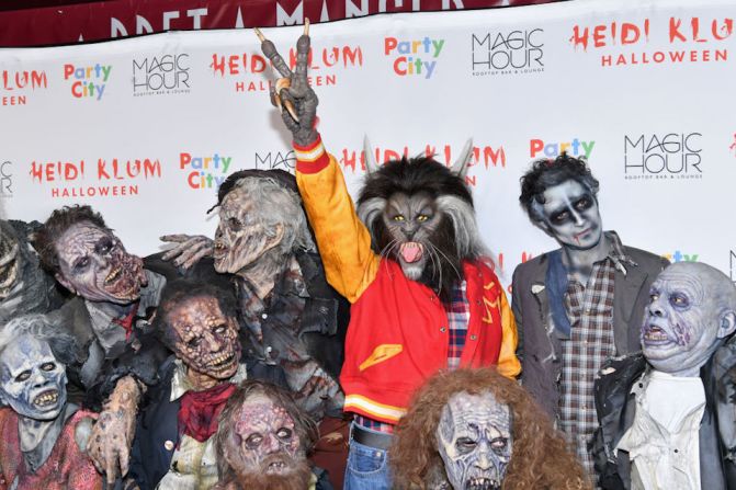 2017: En su 18 fiesta anual de Halloween, Heidi Klum (C) usó un disfraz relativo al video "Thriller" de Michael Jackson.