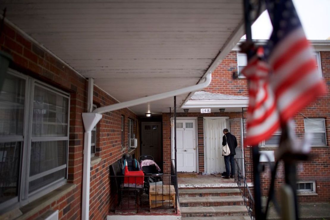 Un periodista golpea en la casa vecina a la de Sayfullo Saipov, el uzbeko de 29 años sospechoso de haber perpetrado el ataque en Manhattan. (Mark Makela/Getty Images).