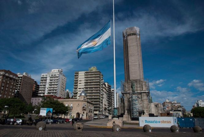 En Rosario, Argentina, de donde eran los cinco argentinos que murieron en el ataque, este miércoles ondeó la bandera nacional a media asta.